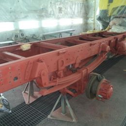 Telaio in fase di verniciatura